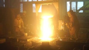 Кадры как льют металл в литейке