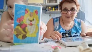 Выкладываем с бабушкой картину алмазной мозаикой. Кто быстрее?