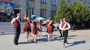 Танец выпускников на Последний звонок. 11-Б класс
