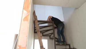 Установка металлического каркаса лестницы в доме