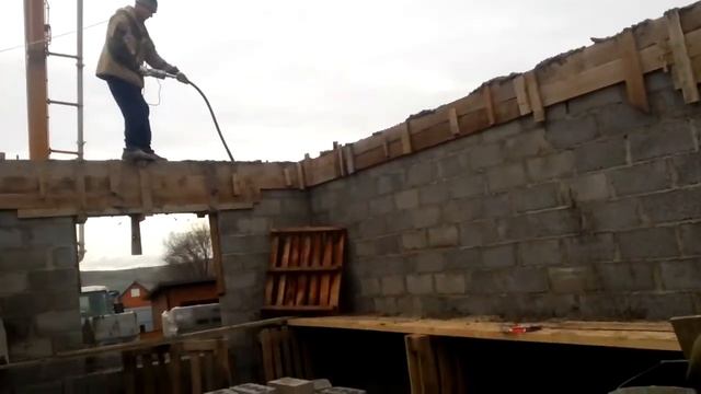Заливка армопояса. Как заливать бетон для армопояса при помощи насоса.
