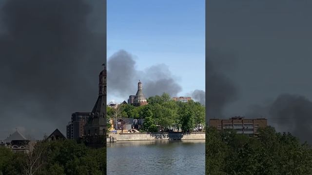 В Москве идёт большой пожар, дым валит через Москва-реку