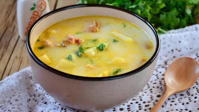 Суп с копченой курицей и плавленным сыром
