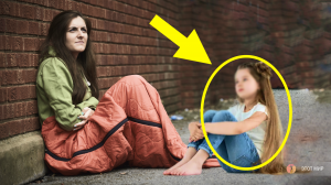 Бездомная растила маленькую девочку, которую нашла в мусорном баке, пока однажды ее не увидела мать.
