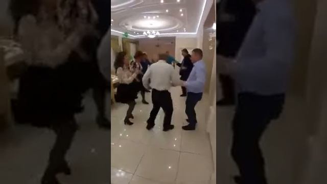 Ну люблю я рок н ролл... Люблю! "Рвать" танцпол-удовольствие... смотреть онлайн