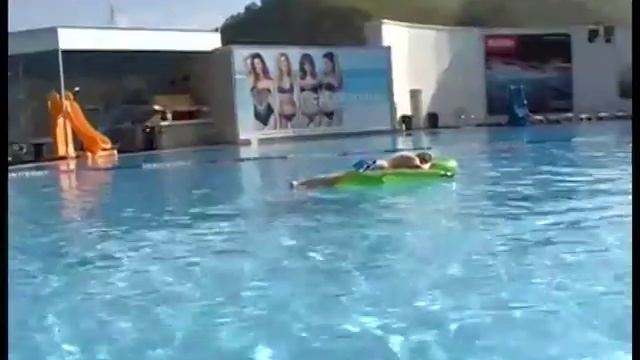 Яркие матрасы для купания смотреть онлайн