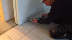 Силиконный шов плинтуса