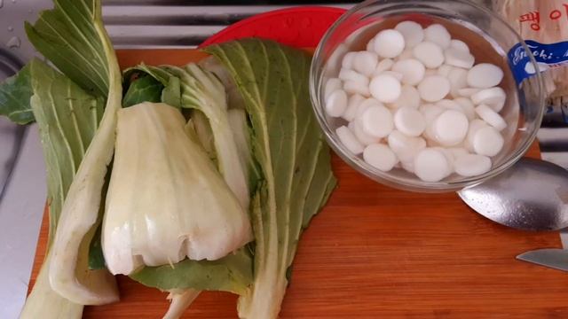 Куриные крылышки с клёцками, эноки, тофу и капустой Бок-Чой/Poulet aux pâtes riz et chou Shangai. смотреть онлайн