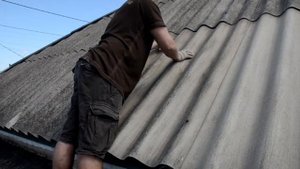 ЧИСТКА ШИФЕРА СВОИМИ РУКАМИ БЕЗ МОЙКИ.КАК почистить шифер на крыше?