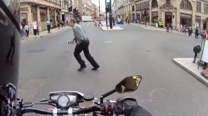 ПАРЕНЬ ПУГАЕТ ЛЮДЕЙ НА МОТОЦИКЛЕ !!  Man frightens people