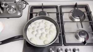 КАК ПРИГОТОВИТЬ ЖАРЕНЫЕ ПЕЛЬМЕНИ СО СМЕТАНОЙ И СЫРОМ НА СКОВОРОДЕ?