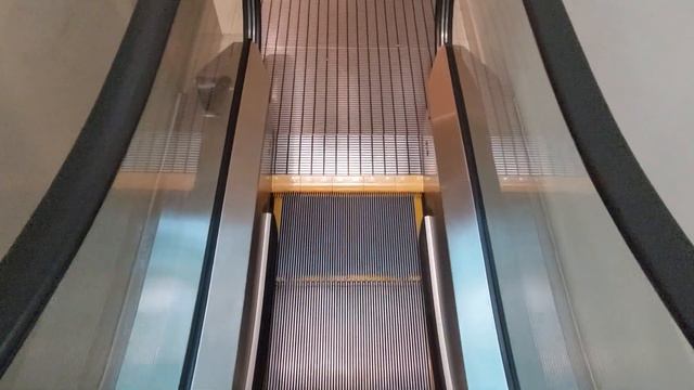 Shanghai Mitsubishi JS-SE Escalators at Fairmint Hotel Jakarta смотреть онлайн