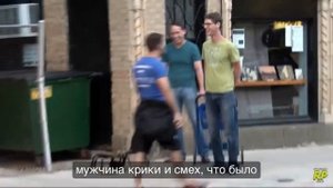 Большой паук в городе пугает людей.