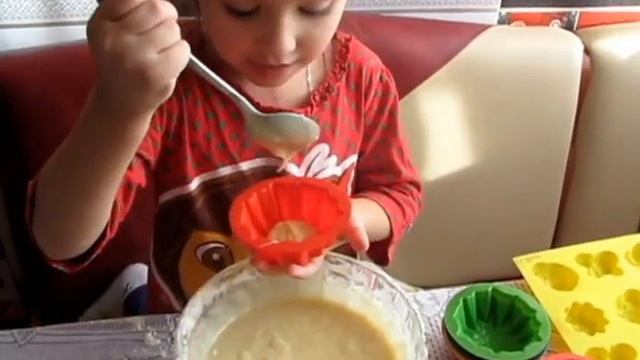 Выпекаем и едим кексы с сосиской смотреть онлайн