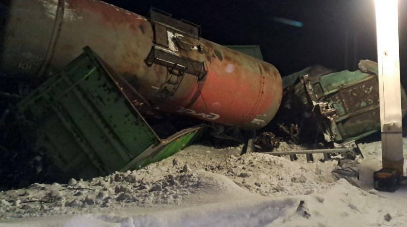 Два поезда столкнулись под Челябинском, в результате 12 вагонов грузового состава сошли с рельсов.