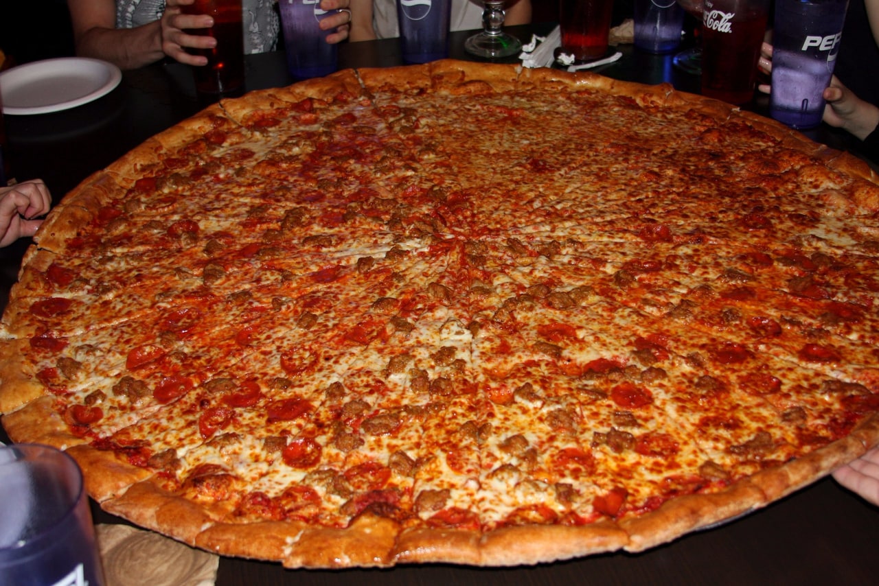 Огромная пицца
