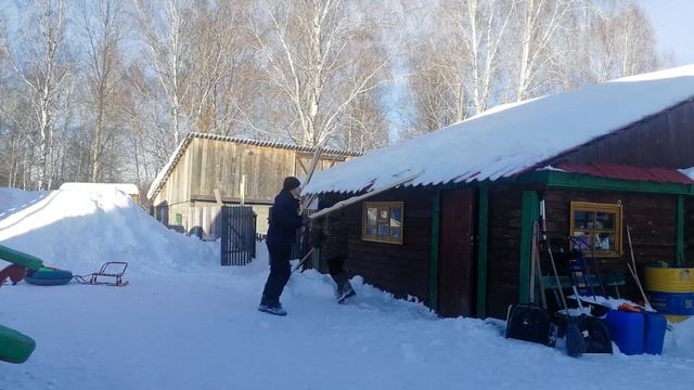 Снег на крыше тает , поэтому капает с потолка.