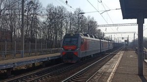 Электровоз 3ЭС5К-1500 следует мимо платформы "Стройка".mp4