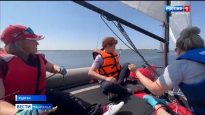 В Кургане не берегу озера Чёрное в микрорайоне Заозерном ходят под парусом