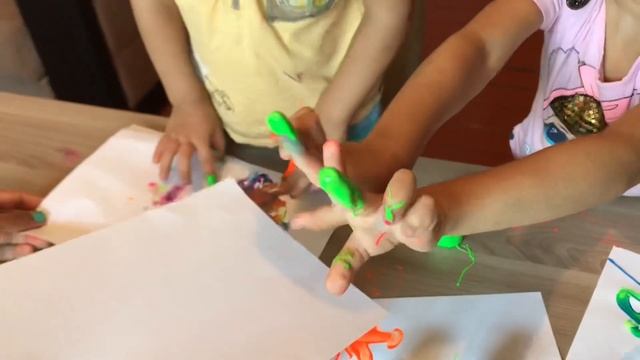 Пальчиковые краски. Мелкая моторика. Учим цвета. смотреть онлайн