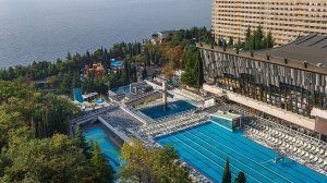 Бассейны и пляж в отеле Интурист. Ялта. Октябрь 2022