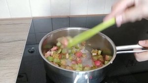 Рецепт кисло-сладкого соуса из ревеня.