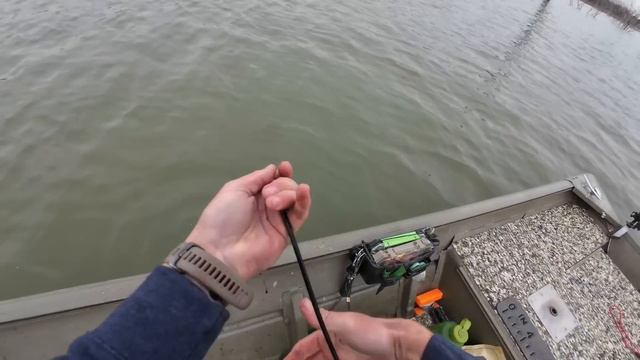 Fishing Pre Spawn Crappie in Timber using Tube Jigs смотреть онлайн