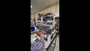 Упаковка коробки конфет на целлофанатре в пленку
