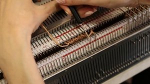 Шапка-бини-кошечка резинка 1×1 на двухфонтурной машине (часть-1)