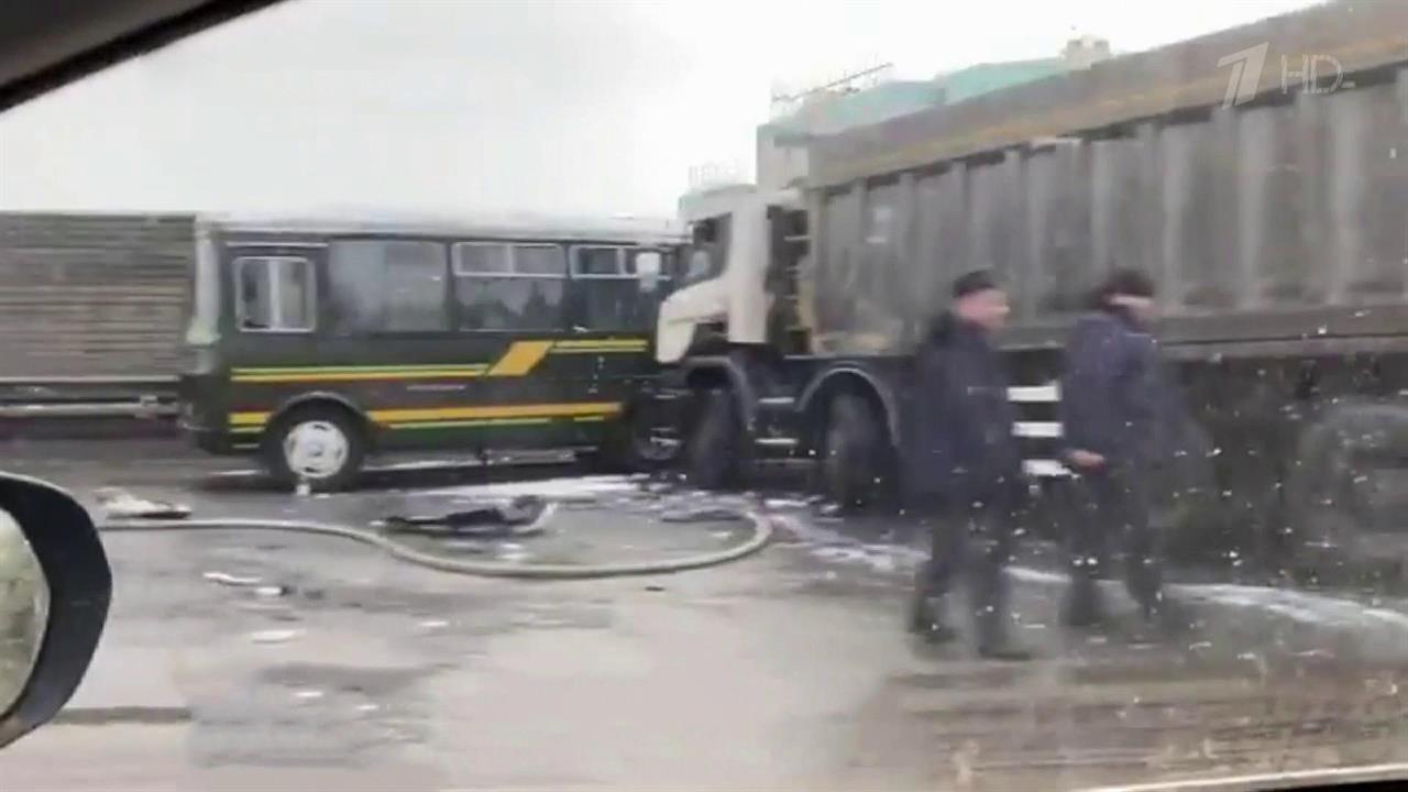В Московской области под Красногорском самосвал протаранил колонну автобусов с солдатами-срочниками