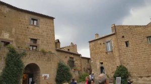 CIVITA DI BAGNOREGIO ITALY / TRAVEL GUIDE