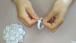 Бантики из атласной ленты 5 см шириной.