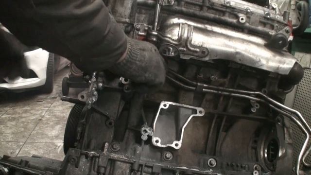 замена двигателя в тесном гараже смотреть онлайн