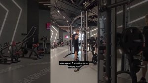 Техника выполнения упражнения выпад назад в тренажере Смита