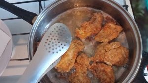 Грудинка индейки в льезоне и панировочных сухарях на сковородке, картошка фри полноценный обед.