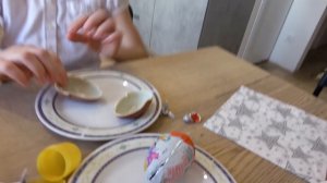 Ева учит Лизу правилам поведения для детей за столом