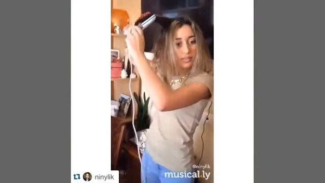 Кудрявая девушка показывает как работает расчёска-выпрямитель "Fast Hair Straightener" смотреть онлайн