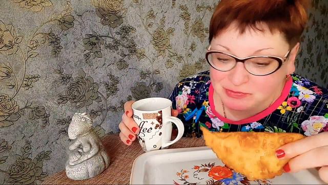 мукбанг/Чебурек из Пятерочки оказался съедобным,сожрала даже два/обжор на камеру смотреть онлайн
