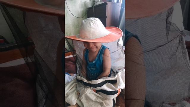 Я у папы пчеловод. Поцелуй вам на удачу от маленького мужчины