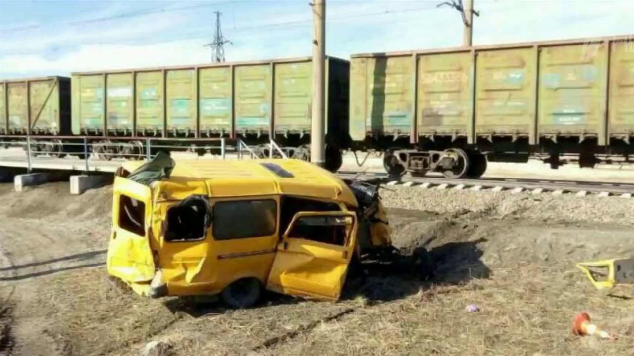 Столкновение школьного микроавтобуса с товарным поездом расследуют в Омской области