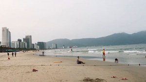 Из Нячанга в Дананг на автобусе (Sleep Bus). Пляж и море в Дананге. Мост Чан Тхи Ли. Март 2020