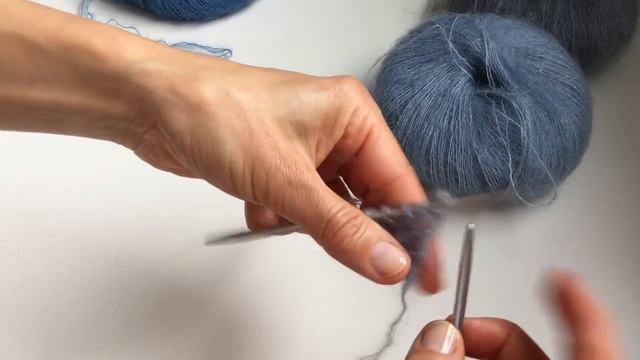 Двухцветный шейный платок Бактус из тонкой мохеровой пряжи. Simple knitting shawl