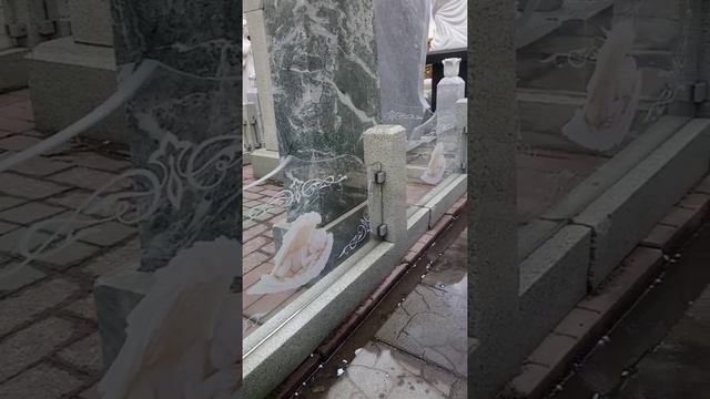Красивый памятник из гранита с портретом на стекле и стеклянная ограда