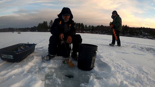 Ice Fishing with 1'' Gulp Alive Minnow смотреть онлайн