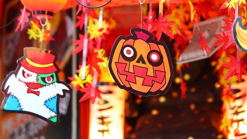 Как бюджетно украсить дом на Хэллоуин — идеи декора