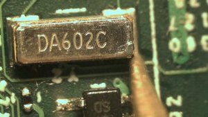 33 Кварцевый генератор или генератор тактовых импульсов