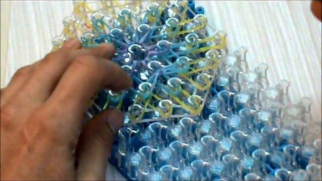 Брелок из резинок на станке.