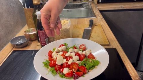Салат с рукколой, черри, моцареллой и кедровыми орешками! #гарикжарит #салат #рецептсалата #полезно