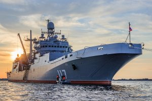 Церемония поднятия Военно-морского флага на БДК проекта 11711 «Пётр Моргунов»