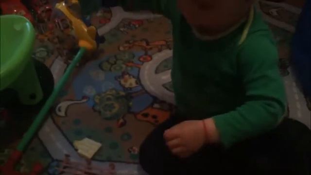 Распаковка новых игрушек тачка для песка, вертолет и фигурки животных смотреть онлайн